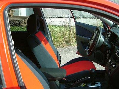 Blick ins Innere - farblich passende rote Sitzbezüge. 