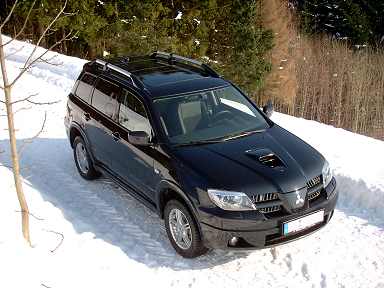 Der Mitsubishi Outlander 2.0 Turbo - Ansicht von oben rechts. 