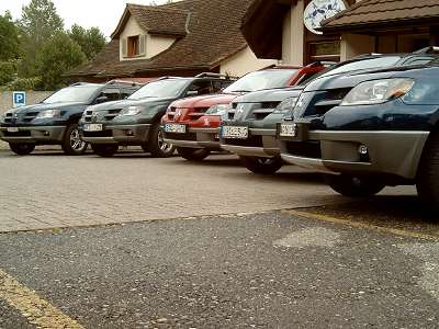 Die Outlander von Jolanda, Schwarzwälder, Hans, Marc und Walter auf dem Parkplatz des Cafés Papillon in Brugg. 