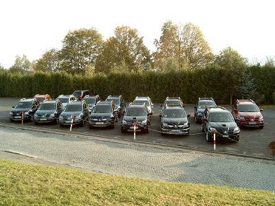 Auf dem Parkplatz des AMF Automobil Museums in Fichtelberg. 