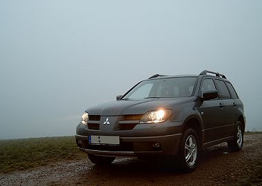 Outlander auf dem Feldweg. 