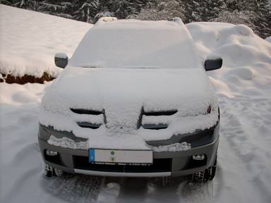 Der Outlander auf dem verschneiten Parkplatz - Frontansicht. 