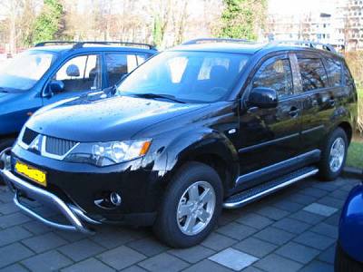 Outlander 2.4 MIVEC Intense von Seller. 