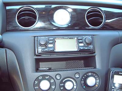 VDO Navigationsradio mit 6fach CD-Wechsler unter dem Beifahrersitz. 