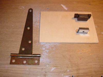 Metallklappscharnier, Schließmagneten für Vorhängeschränke, Pappelsperrholzplatte. 