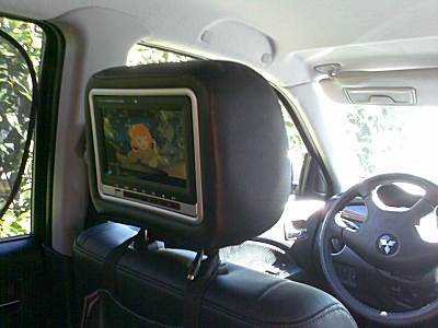 DVD-Kopfstütze auf der Fahrerseite im Bertieb. 