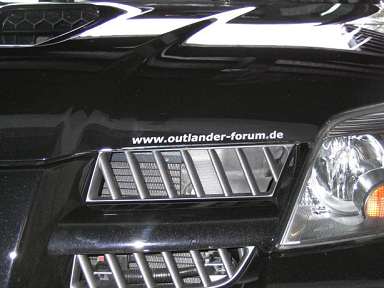 Die Schriftfolie an der Motorhaube des Outlander 2.0 Turbo in panther-schwarz von Heinz. 