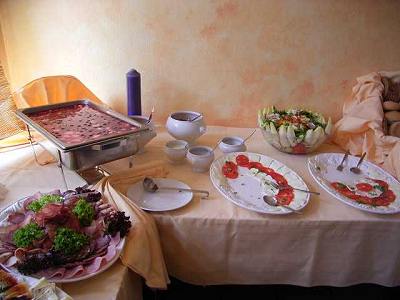 Viele Leckereien am Buffet. 